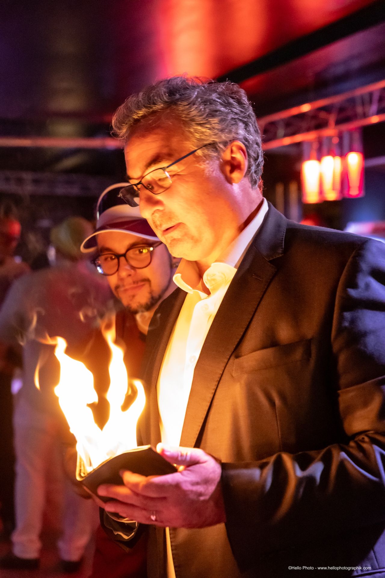 Magicien réalisant un tour avec une flamme pendant la soirée d’entreprise