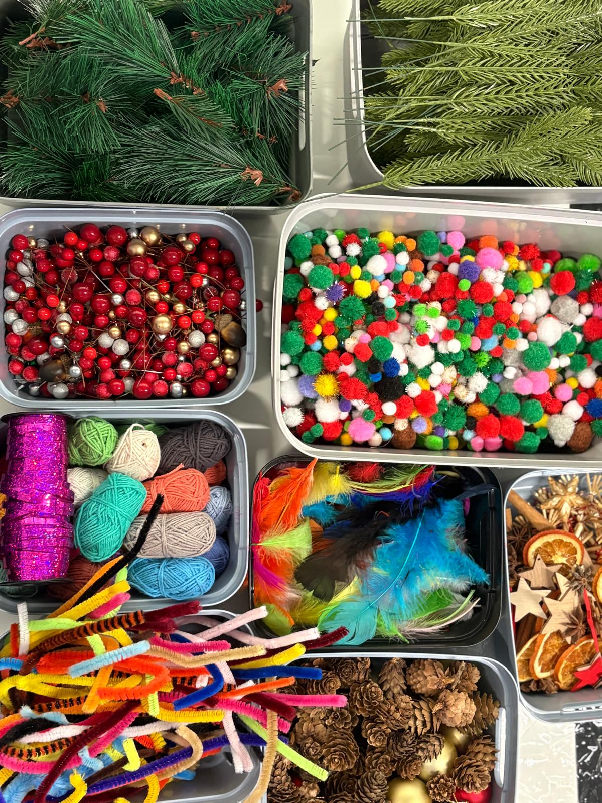 Matériel coloré préparé pour les ateliers créatifs de Noël des enfants