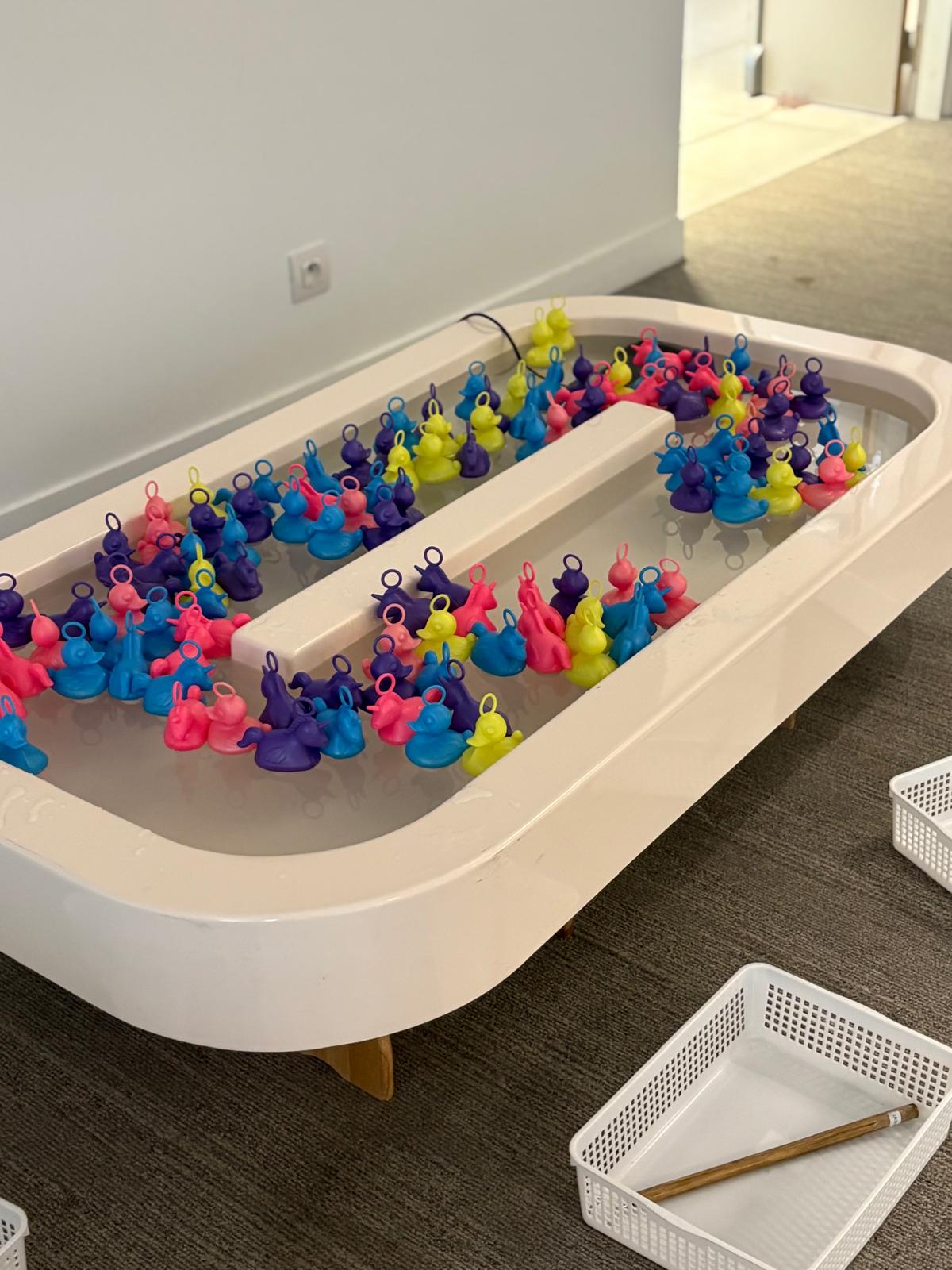Jeu de pêche aux canards installé pour les enfants des collaborateurs