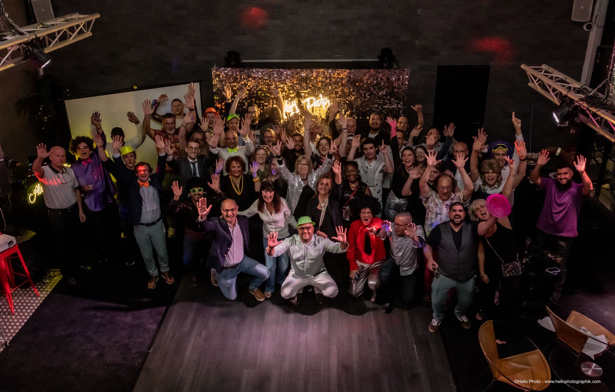 Groupe de collaborateurs réuni pendant la soirée années 80 d’Air Climat