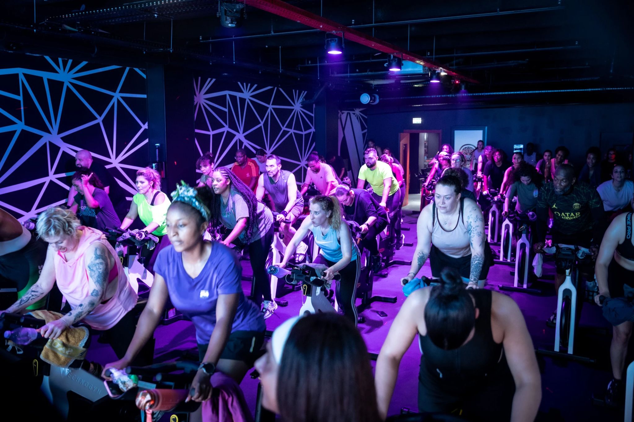 Participants dansant pendant la soirée de la convention On Air Fitness