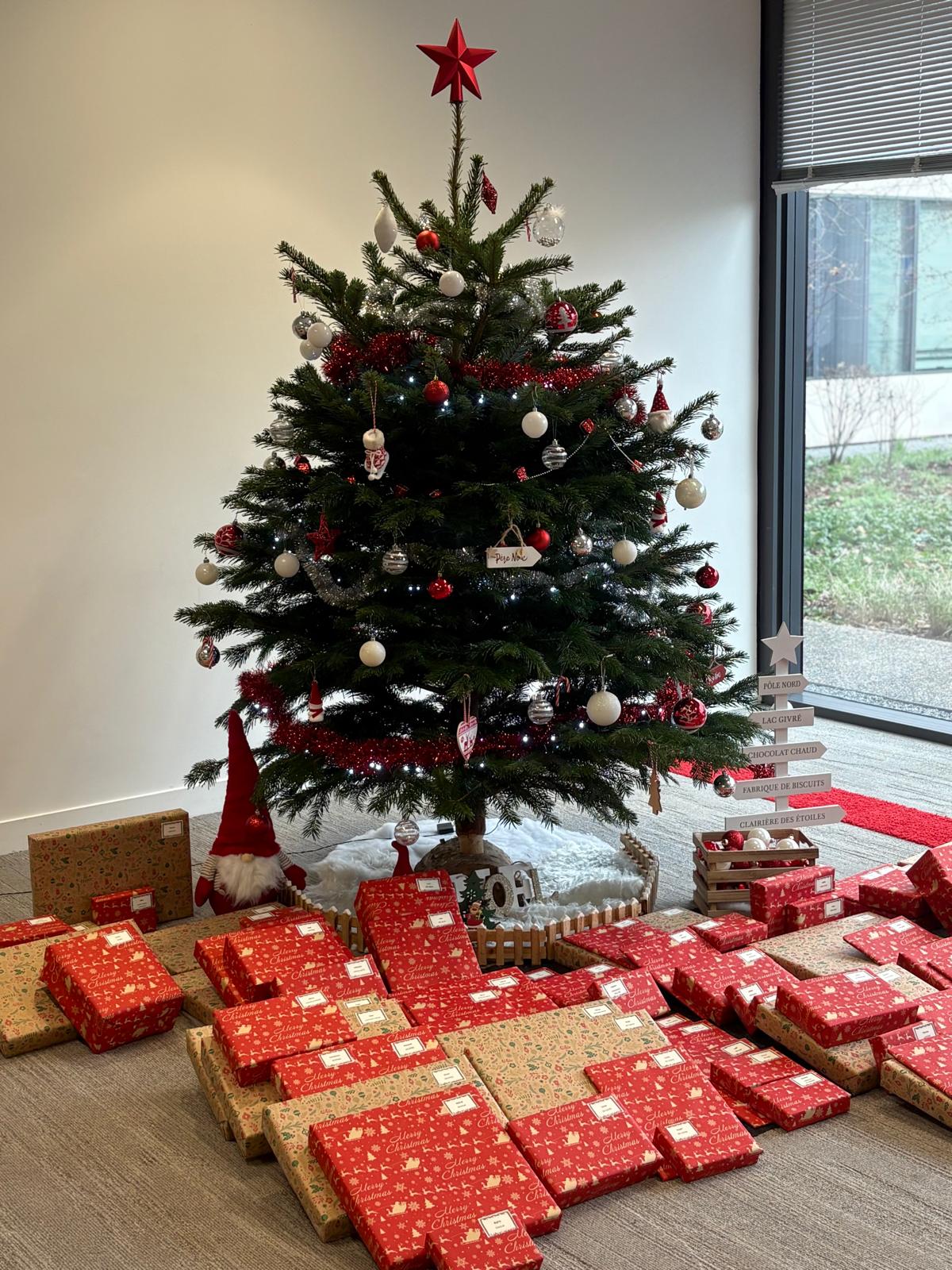 Sapin de Noël entouré de cadeaux destinés aux enfants des collaborateurs