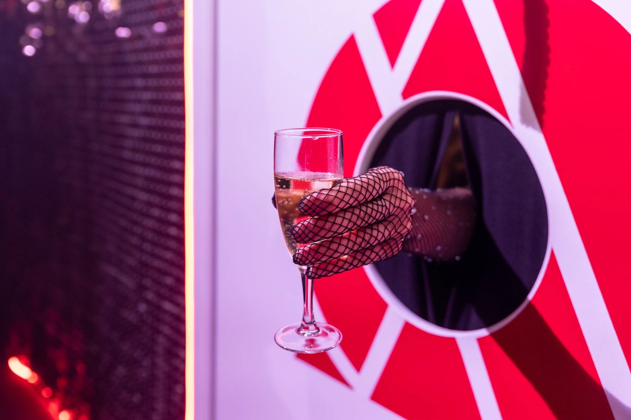 Coupe de champagne servie pendant la convention On Air Fitness