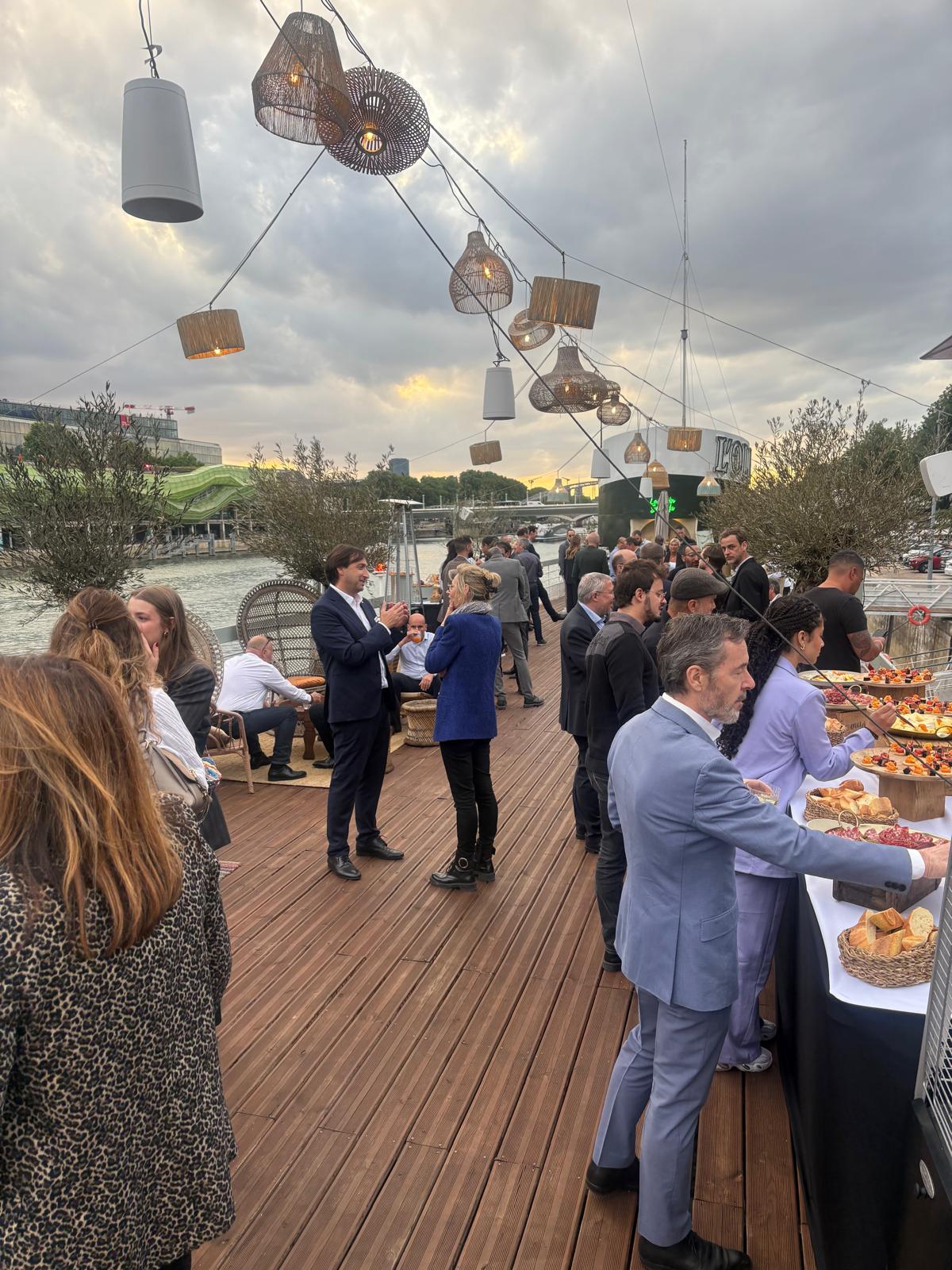 Invités de la soirée clients et partenaires Teleos sur la péniche L’Olivia à Paris