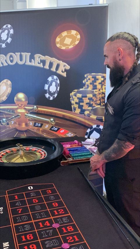 Croupier animant une table de roulette pendant la soirée Illumina