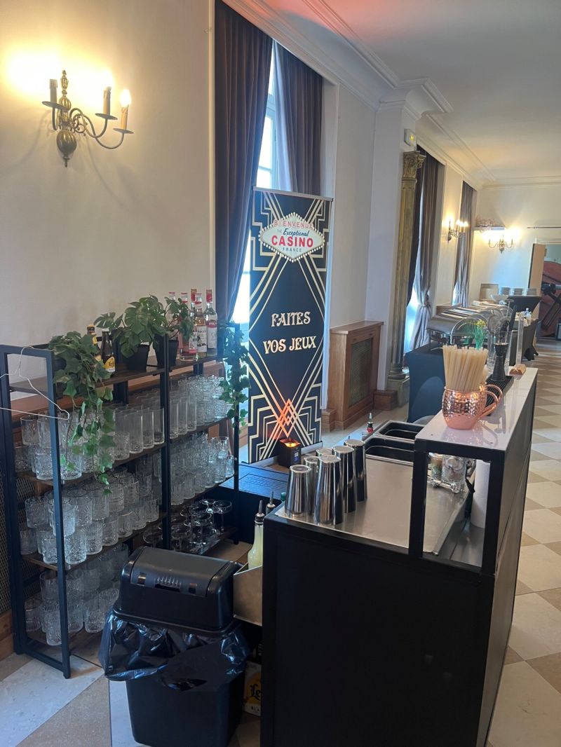 Espace bar décoré sur le thème du casino pour la soirée Illumina