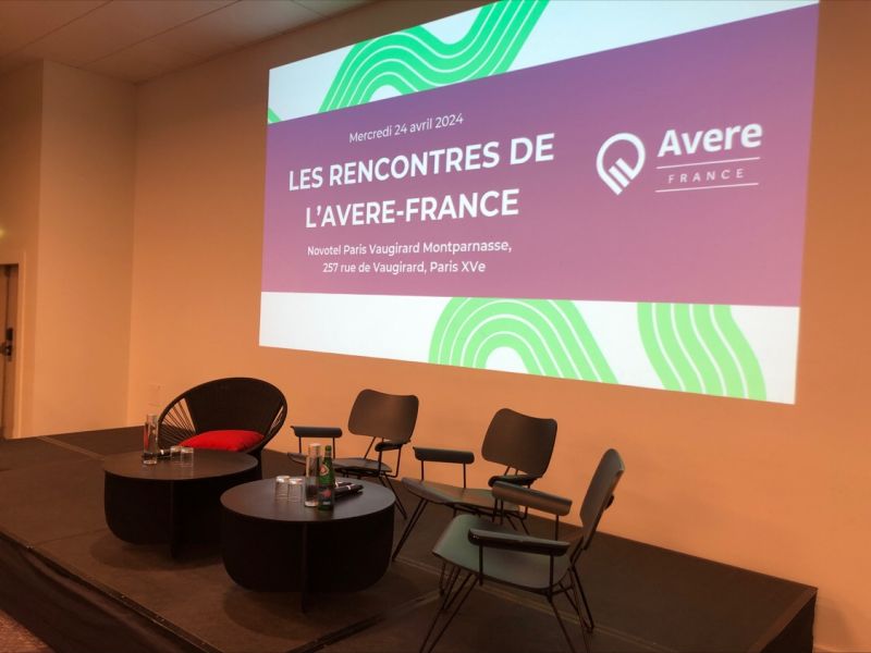 Scène préparée pour la matinée de rencontres Avère-France à Paris