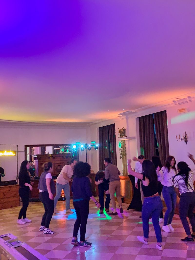 Collaborateurs d’Illumina sur la piste de danse pendant la soirée d’entreprise